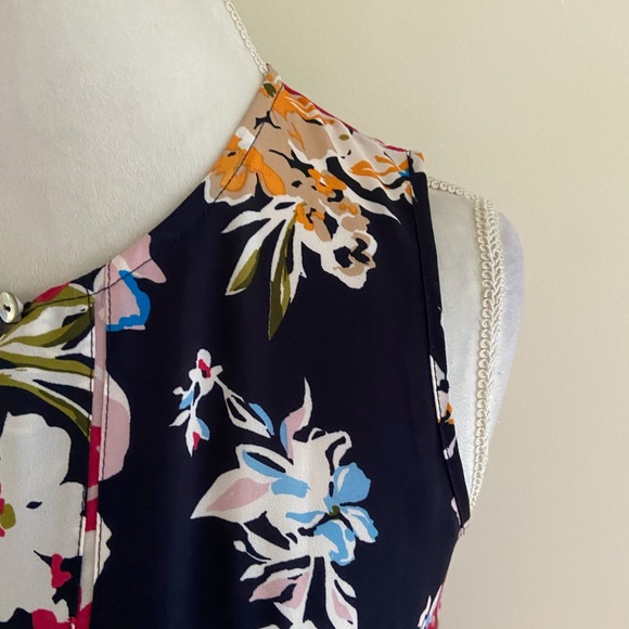 💙Pretty NavyBlue Top w/ Flower Print - Picture 4 of 6